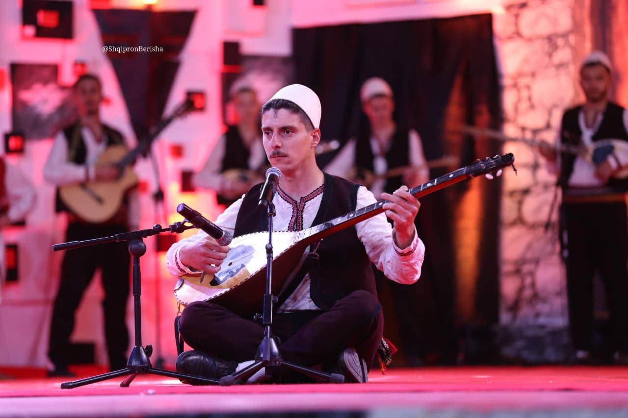 Këngë tradicionale — ansambli në skenë