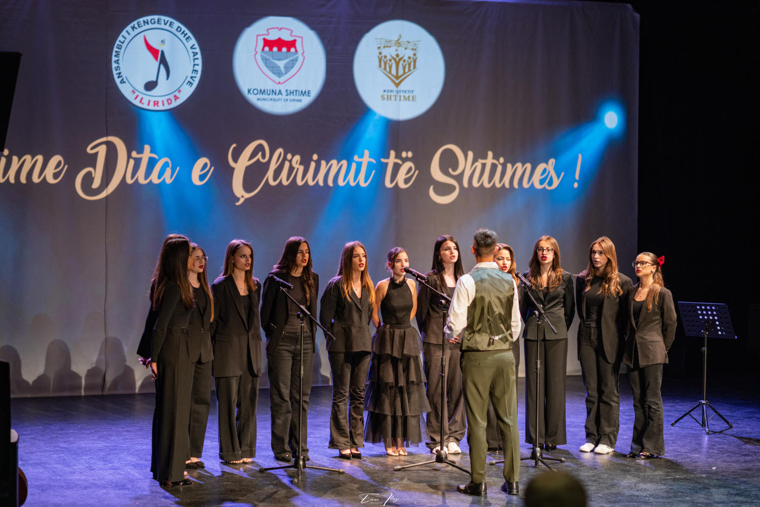 Kori dhe grupi i valleve në festivalin FOLKFEST