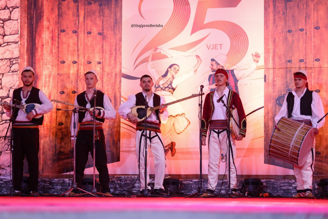 Orkestrina dhe ansambli në koncertin festiv