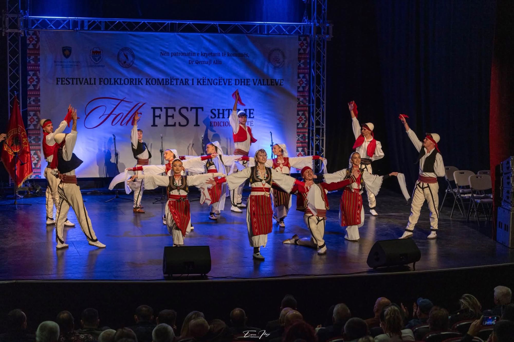 Valltaret e AKV ILIRIDA në skenë me kostume tradicionale
