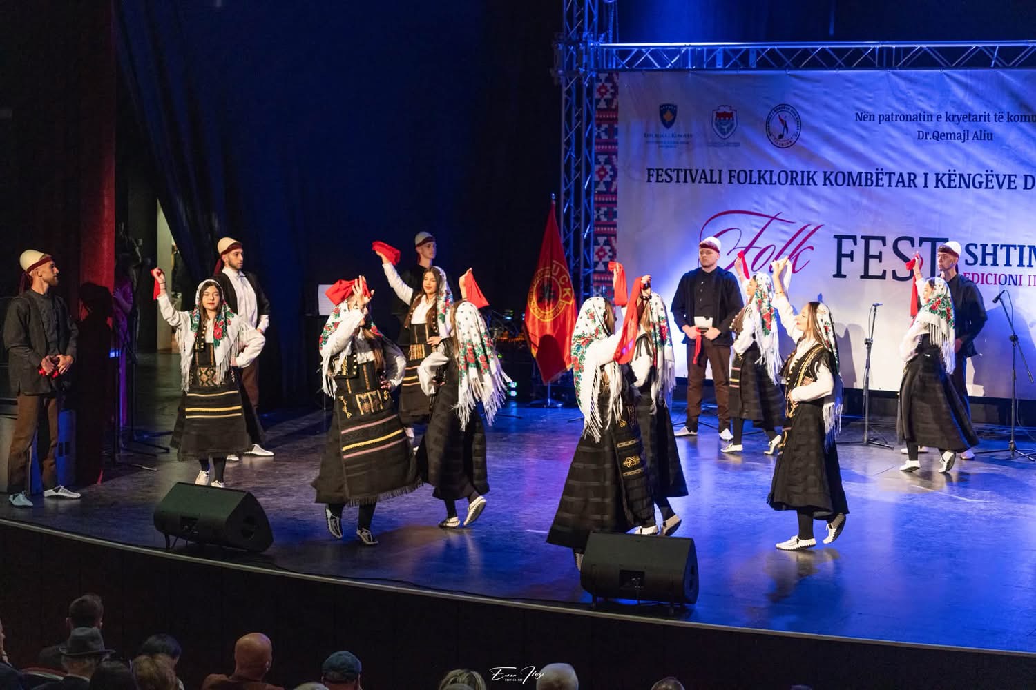FOLKFEST 2026 — Valltaret me veshje tradicionale në skenë