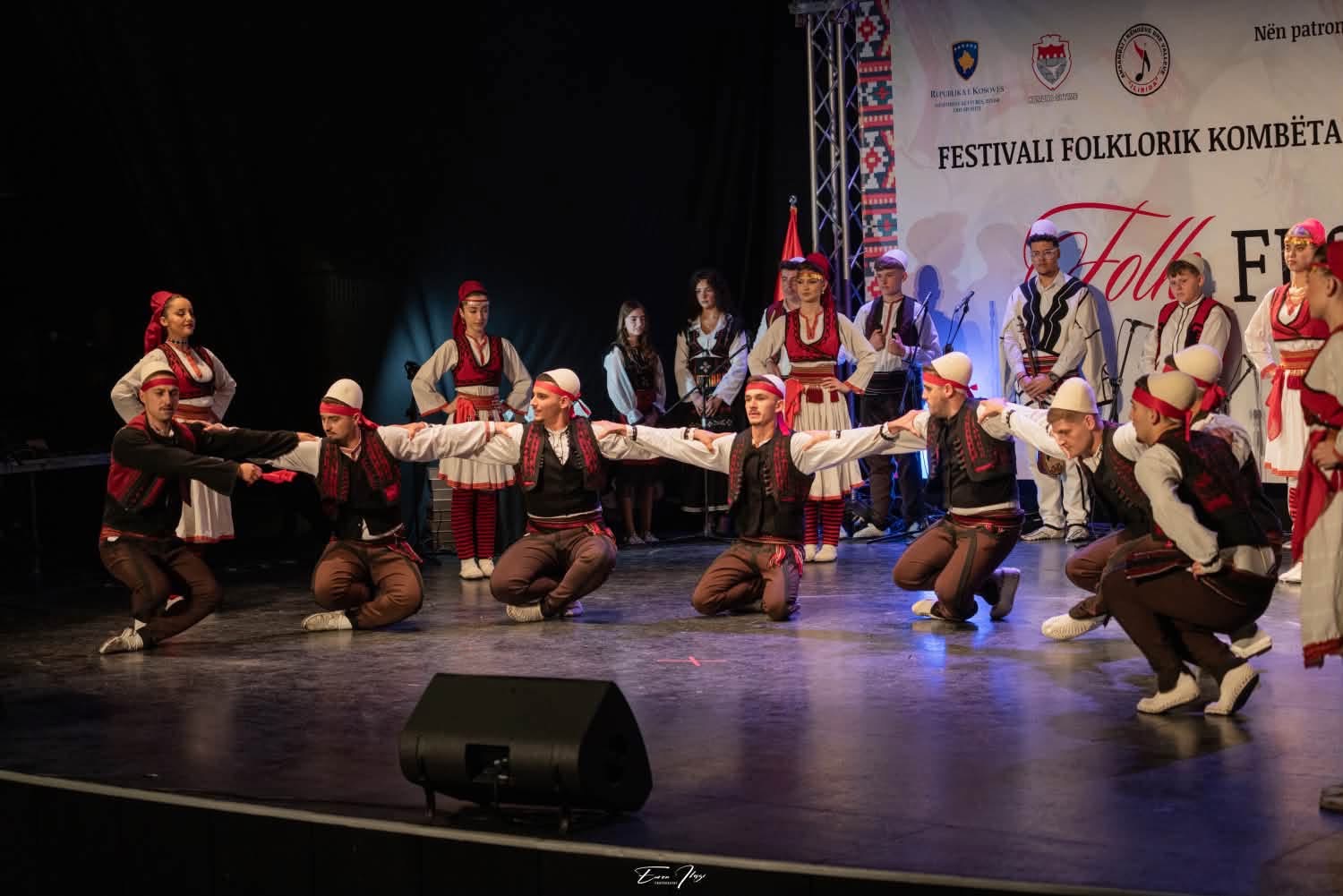 FOLKFEST 2026 — Valltarët në skenë me veshje tradicionale kuq e zi